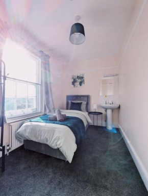 Spacious & Budget Friendly 5 Bed Home!